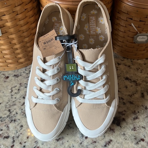 NEW With tags size 11 Mad Love tan sneakers - Picture 5 of 8